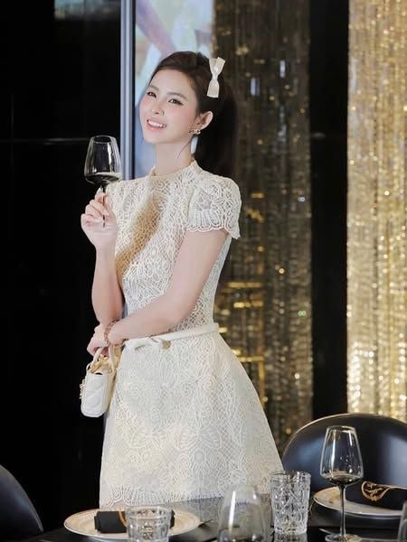 VGU1318 - ĐẦM NGẮN REN KÈM DÂY (TRẮNG)