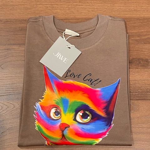 TUN0494 ÁO THUN MÈO CẦU VỒNG (NÂU)