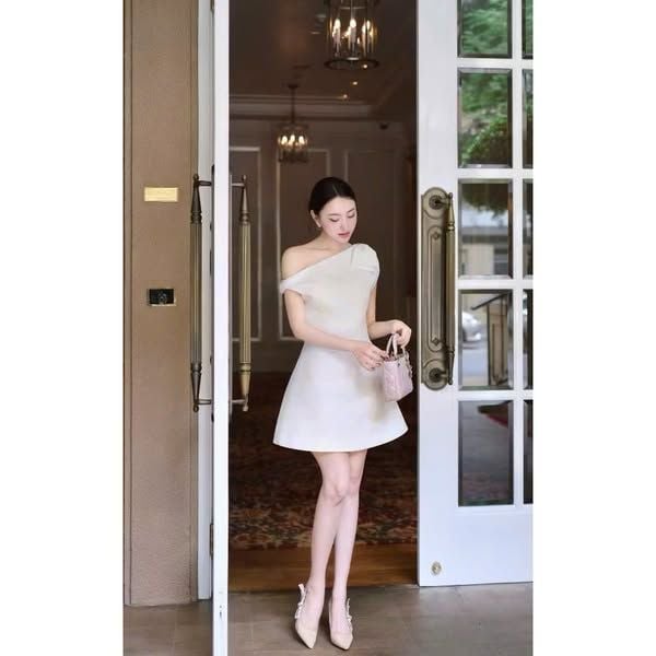 TB5863 - ĐẦM NGẮN TRỄ VAI ĐÍNH NƠ (KEM)