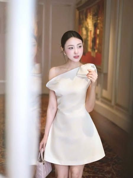 TB5863 - ĐẦM NGẮN TRỄ VAI ĐÍNH NƠ (KEM)