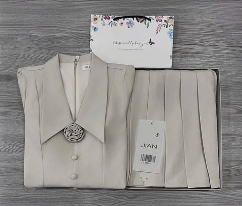 TB9223 - SET CAO CẤP PHỐI HOA, VÁY NGẮN XẾP LY - MÀU BE