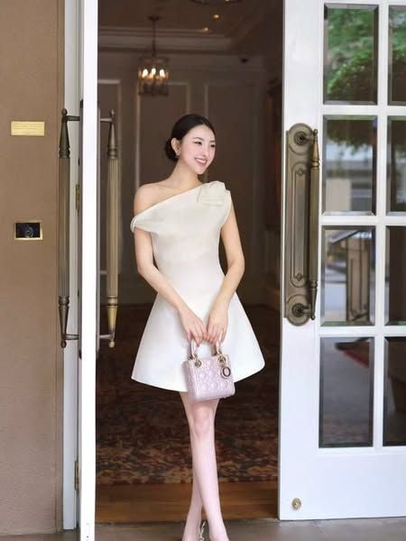 TB5863 - ĐẦM NGẮN TRỄ VAI ĐÍNH NƠ (KEM)