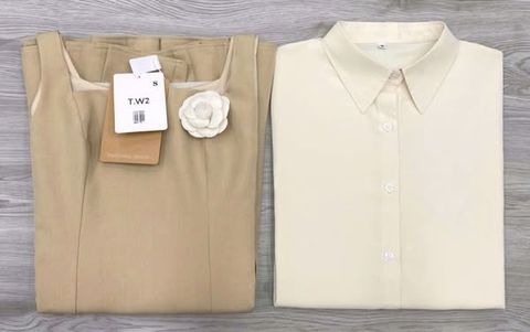 KS1120 - SET ÁO SƠ MI + ĐẦM XẾP LY ( KÈM TAG HOA) - MÀU NÂU