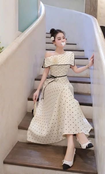 TB5876 - ĐẦM TRỄ VAI CHẤM BI DÁNG DÀI KÈM TAG HOA
