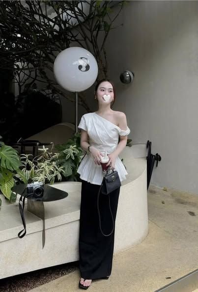 TQ4632 - SET ÁO TRẮNG TRỄ VAI + CHÂN VÁY DÀI ĐEN