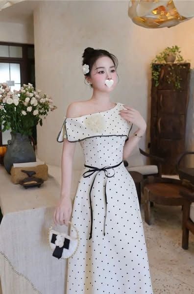 TB5876 - ĐẦM TRỄ VAI CHẤM BI DÁNG DÀI KÈM TAG HOA