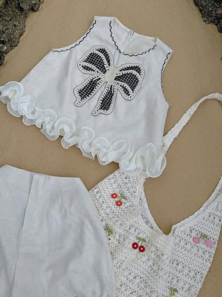 VGU1573 - SET NGẮN THÊU NƠ (KÈM TÚI)