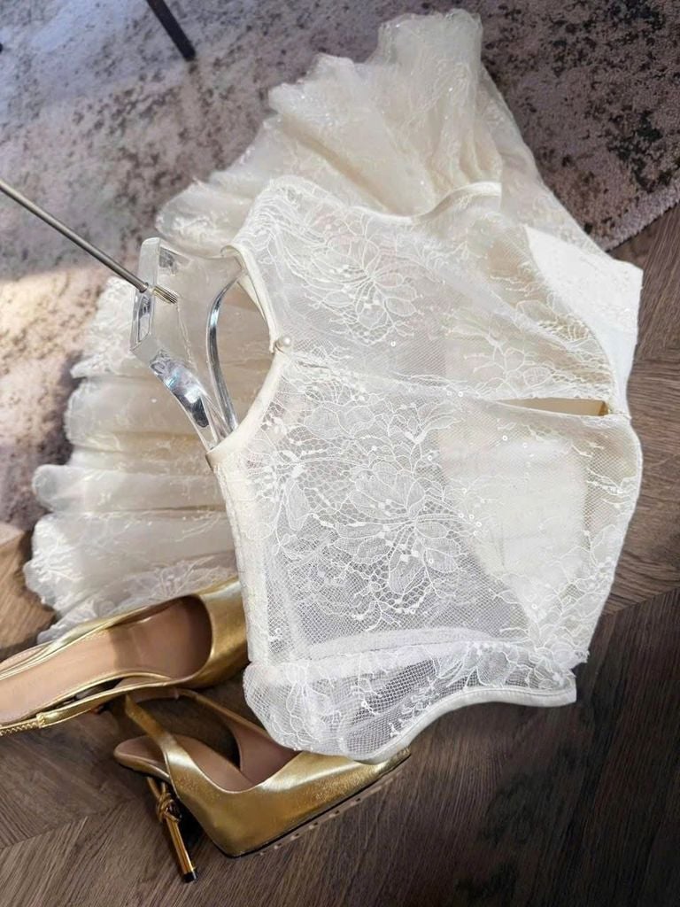 SKY9431 - ĐẦM NGẮN REN PHỐI TÙNG XÒE (KEM)