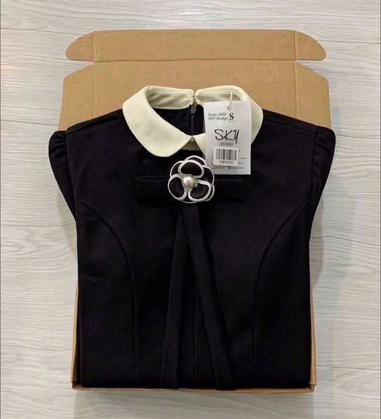 TB5902 - ĐẦM DÀI PHỐI CỔ SEN - KÈM TAG HOA (ĐEN)
