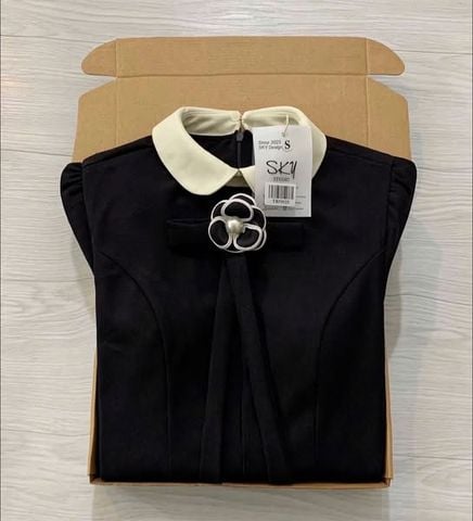 TB5902 - ĐẦM DÀI PHỐI CỔ SEN - KÈM TAG HOA (ĐEN)