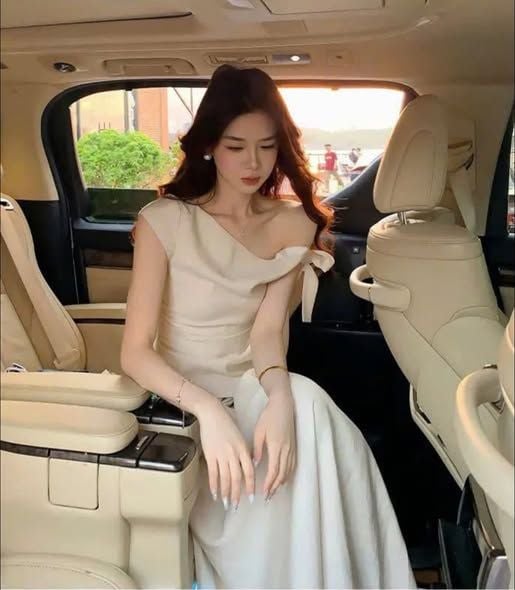 KS1229 - SET ÁO LỆCH VAI NƠ, CHÂN VÁY DÀI (KEM)