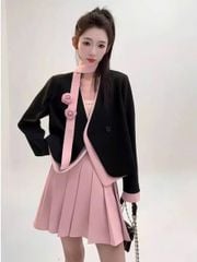 VGU1732 - SET ÁO KHOÁC VEST + C.VÁY XẾP LY + DÂY CHOÀNG + TAG HOA (HỒNG PHỐI ĐEN)