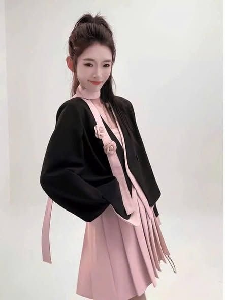 VGU1732 - SET ÁO KHOÁC VEST + C.VÁY XẾP LY + DÂY CHOÀNG + TAG HOA (HỒNG PHỐI ĐEN)