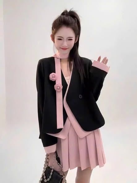 VGU1732 - SET ÁO KHOÁC VEST + C.VÁY XẾP LY + DÂY CHOÀNG + TAG HOA (HỒNG PHỐI ĐEN)