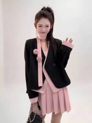 VGU1732 - SET ÁO KHOÁC VEST + C.VÁY XẾP LY + DÂY CHOÀNG + TAG HOA (HỒNG PHỐI ĐEN)