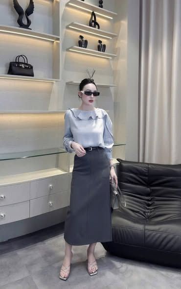 SKY9437 - SET ÁO PHỐI CỔ BÈO, CHÂN VÁY DÀI XÁM (KÈM NỊT)
