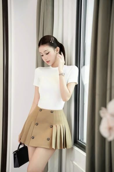 KS1501 - SET ÁO THUN TRẮNG, C.VÁY NGẮN XẾP LY NÂU