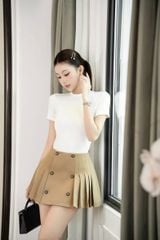 KS1501 - SET ÁO THUN TRẮNG, C.VÁY NGẮN XẾP LY NÂU