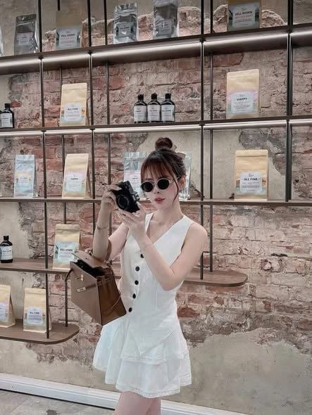 SHE4689 - SET ÁO GILE PHỐI NÚT, CHÂN VÁY NGẮN TẦNG (TRẮNG)