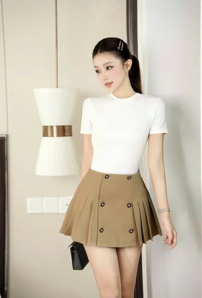 KS1501 - SET ÁO THUN TRẮNG, C.VÁY NGẮN XẾP LY NÂU