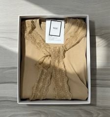 VGU1857 - ĐẦM DÀI THẮT EO PHỐI REN (NÂU)