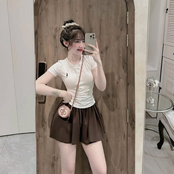 SHE4732 - SET ÁO THUN TRẮNG THÊU NGỰA, VÁY NGẮN NÂU