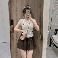 SHE4732 - SET ÁO THUN TRẮNG THÊU NGỰA, VÁY NGẮN NÂU