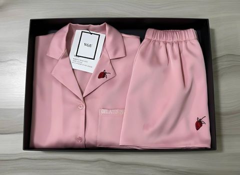 VGU1934 - SET BỘ NGỦ THÊU DÂU (HỒNG)