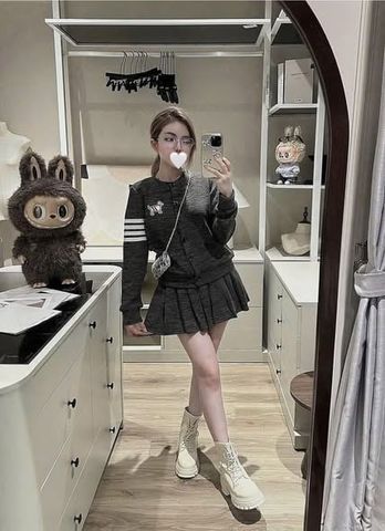 SKY9643 - SET ÁO TAY DÀI ĐÍNH HÌNH CÚN NHỎ, VÁY XẾP LY (XÁM)