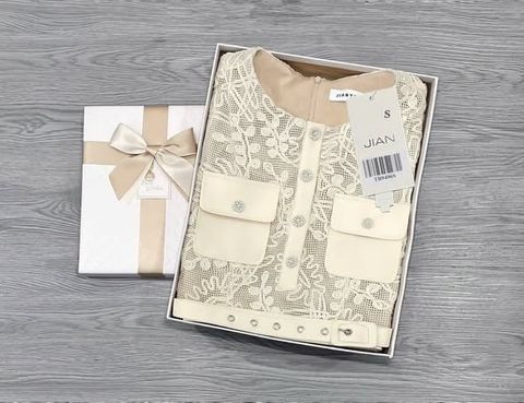 TB9496 - ĐẦM NGẮN REN CC PHỐI TÚI - KÈM NỊT (KEM VÀNG)