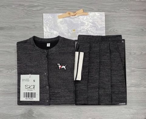 SKY9643 - SET ÁO TAY DÀI ĐÍNH HÌNH CÚN NHỎ, VÁY XẾP LY (XÁM)