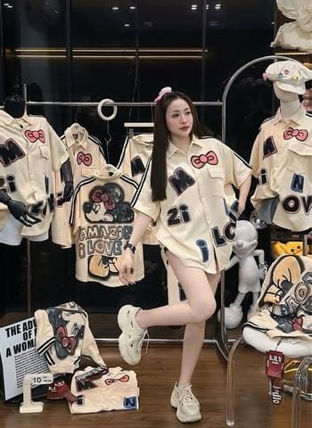 VGU2010 - ÁO KIỂU SƠMI FORM DÀI IN HÌNH MINNIE (KEM)