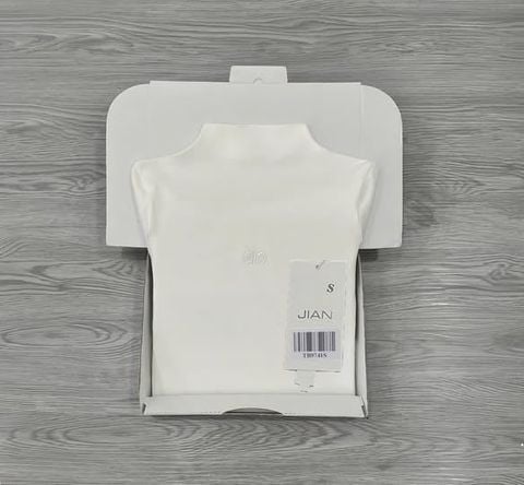 TB9741 - ÁO THUN CỔ LỌ THÊU ALO (TRẮNG) - LẺ