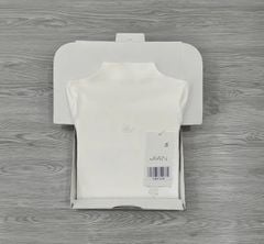 TB9741 - ÁO THUN CỔ LỌ THÊU ALO (TRẮNG) - LẺ