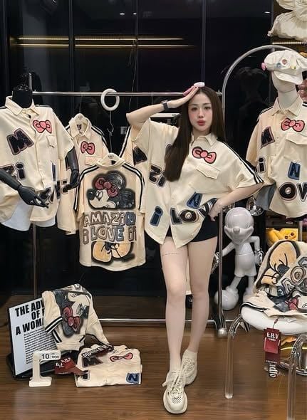 VGU2010 - ÁO KIỂU SƠMI FORM DÀI IN HÌNH MINNIE (KEM)