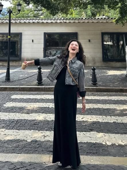 VGU2051 - SET ÁO KHOÁC JEAN, VÁY DÀI 2 DÂY ĐEN