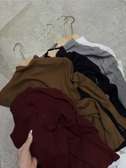 TB9741 - ÁO THUN CỔ LỌ THÊU ALO (TRẮNG) - LẺ