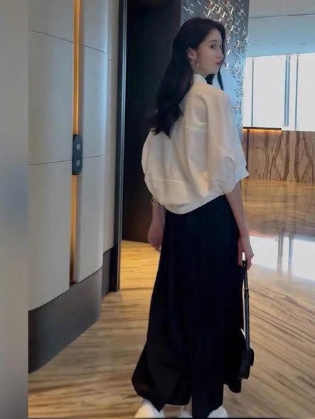 VGU2057 - SET ÁO SƠMI TRẮNG CÁNH DƠI, VÁY DÀI ĐEN