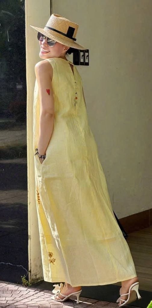 SKY9711 - ĐẦM LINEN SÁT NÁCH THÊU LÁ (TRẮNG)