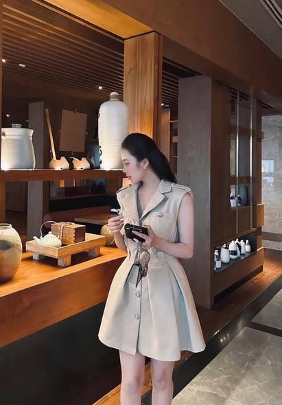 SHE4786 - ĐẦM NGẮN PHỐI TÚI CÓ ĐỆM VAI