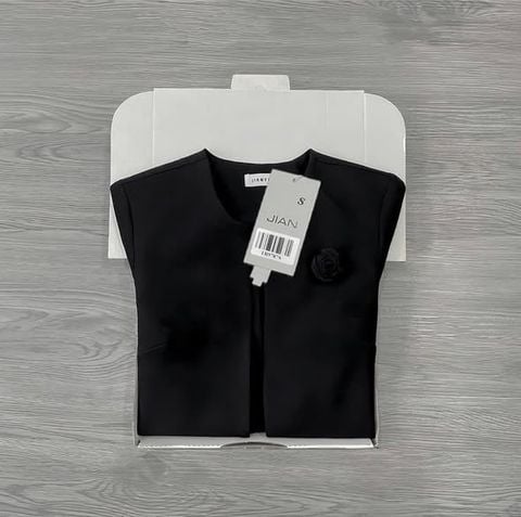 TB9787 - ÁO KHOÁC LỬNG KÈM TAG HOA NHỎ - MÀU ĐEN