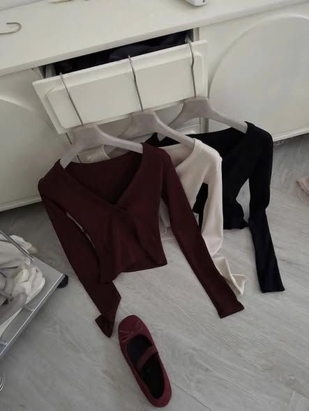 SHE4799 - ÁO THUN TAY DÀI CỔ V (KEM)