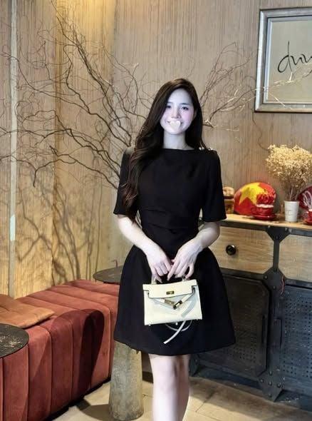 KS1692 - ĐẦM BASIC ĐEN ĐÍNH NÚT VAI (ĐEN)