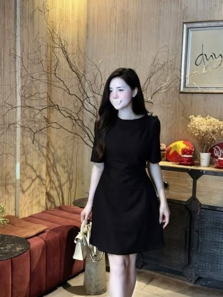 KS1692 - ĐẦM BASIC ĐEN ĐÍNH NÚT VAI (ĐEN)