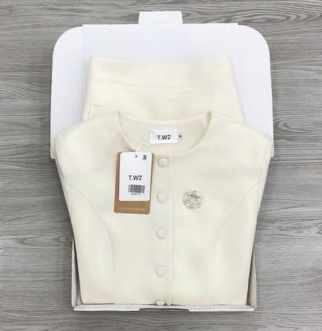 KS1677 - SET ÁO PHỐI NÚT BỌC, VÁY DÀI - KÈM TAG (KEM)