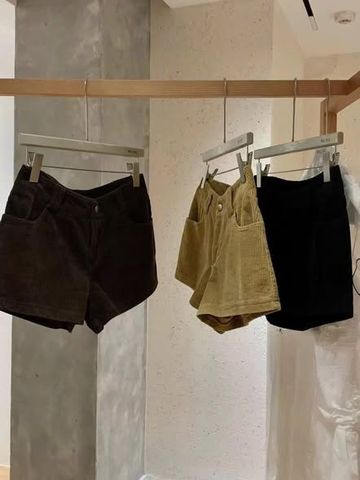 SHE4814 - QUẦN SHORT NHUNG TĂM (ĐEN)