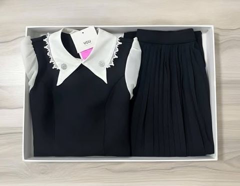 VGU2165 - SET ÁO PHỐI CỔ NHỌN ĐÍNH TAG, VÁY DÀI XẾP LY (ĐEN)