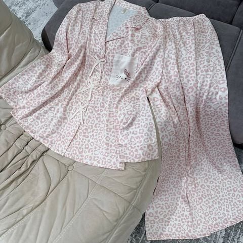 SKY9884 - SET BỘ NGỦ KITTY HỌA TIẾT DA BEO (HỒNG)