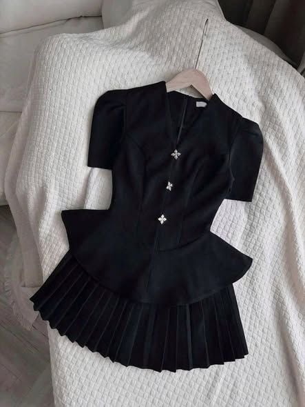 KS1760 - SET ÁO PEPLUM NÚT KIỂU, VÁY NGẮN XẾP LY (ĐEN)