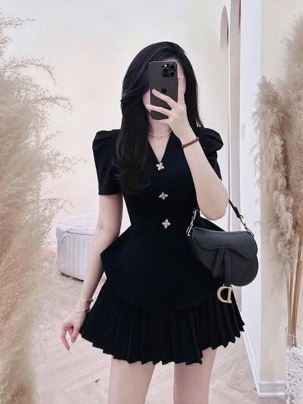 KS1760 - SET ÁO PEPLUM NÚT KIỂU, VÁY NGẮN XẾP LY (ĐEN)